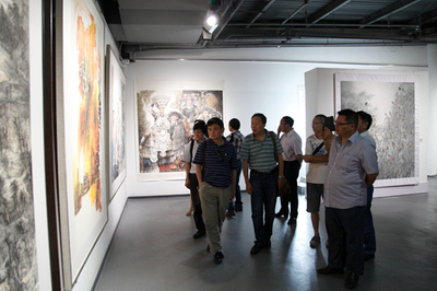 省文聯(lián)文藝創(chuàng)作研討會參會代表參觀2014四川美術作品展